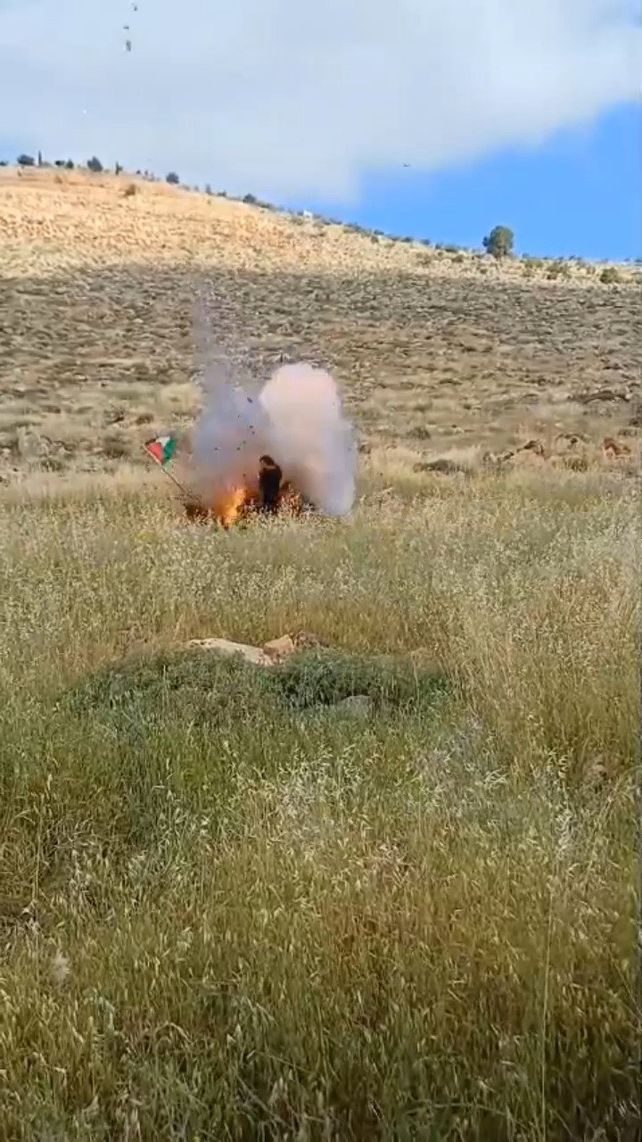 בועט בדגל והמטען מתפוצץ