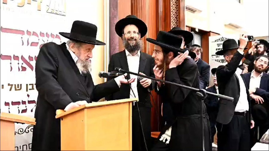 ראש הישיבה מתנצח עם בני הישיבות בדברי תורה ומחזקם