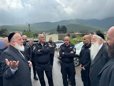 מאיר פרוש, יוסי דייט ובכירי המשטרה בהם שוקי תחאוכה, מקיימים את ההיערכות במירון להילולת הרשב"י בל"ג בעומר תשפ"ד