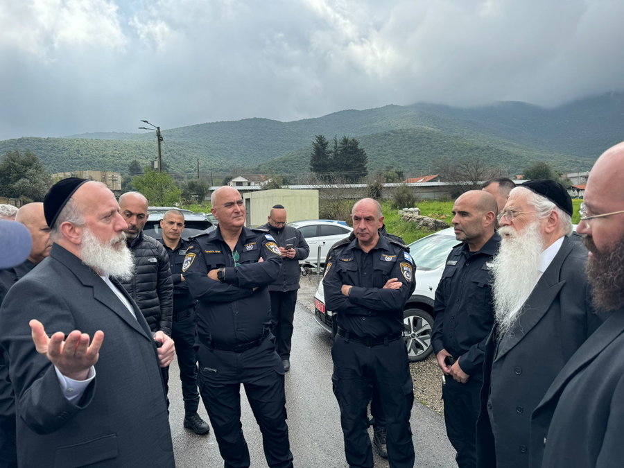 מאיר פרוש, יוסי דייט ובכירי המשטרה בהם שוקי תחאוכה, מקיימים את ההיערכות במירון להילולת הרשב"י בל"ג בעומר תשפ"ד