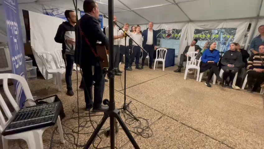 קומזיץ תפילה ושירה באוהל איילת השחר עם בעל המנגן יצי אקרמן. עם אביו של החטוף עמרי מידן