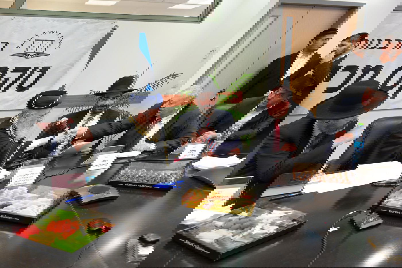 אחרי ששילם מקדמה: זה האיש שקנה את החמץ של המדינה