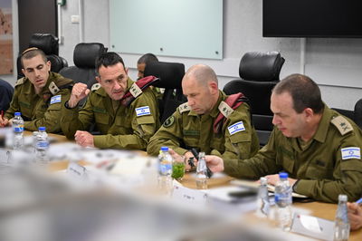 הרמטכ"ל רא"ל הרצי הלוי עם בכירי פיקוד הדרום