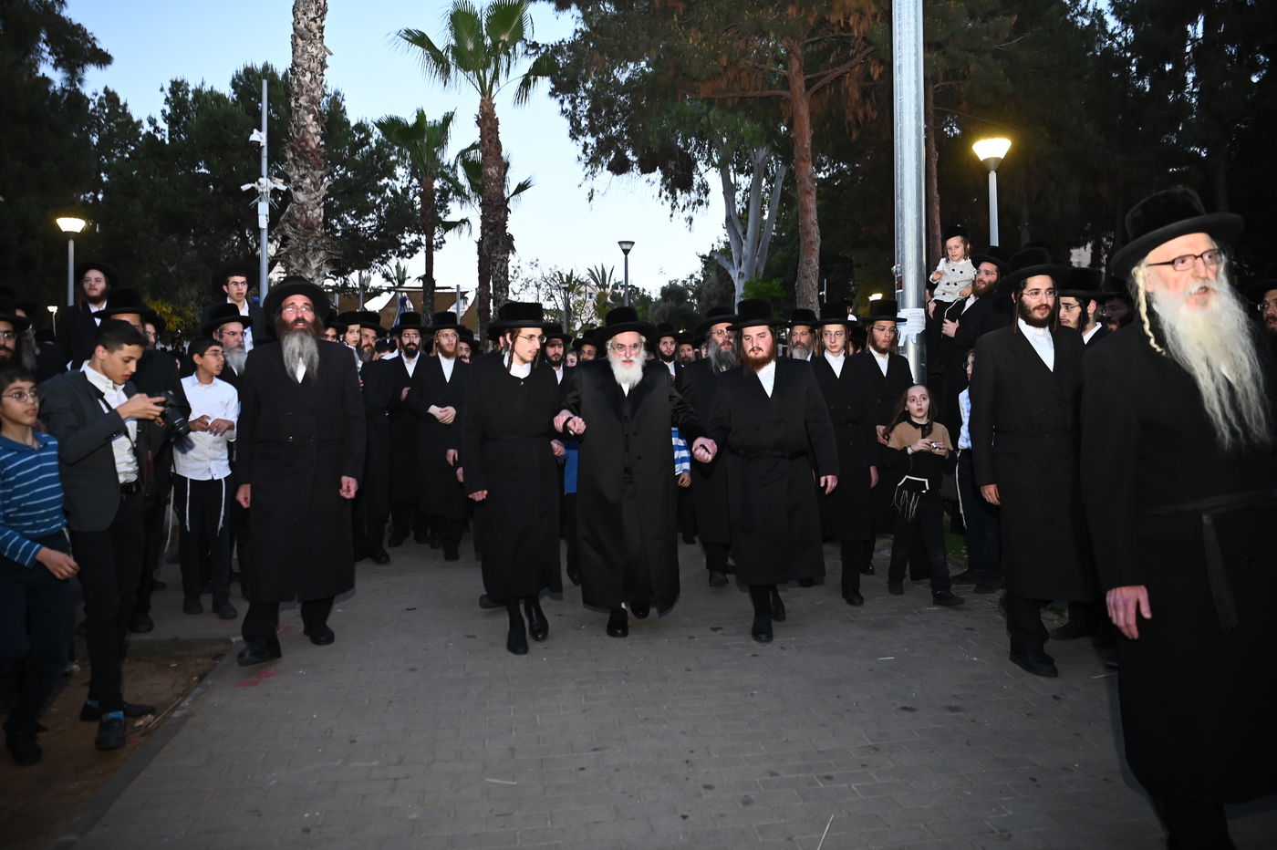 האדמו"ר מויזניץ בשאיבת מים שלנו