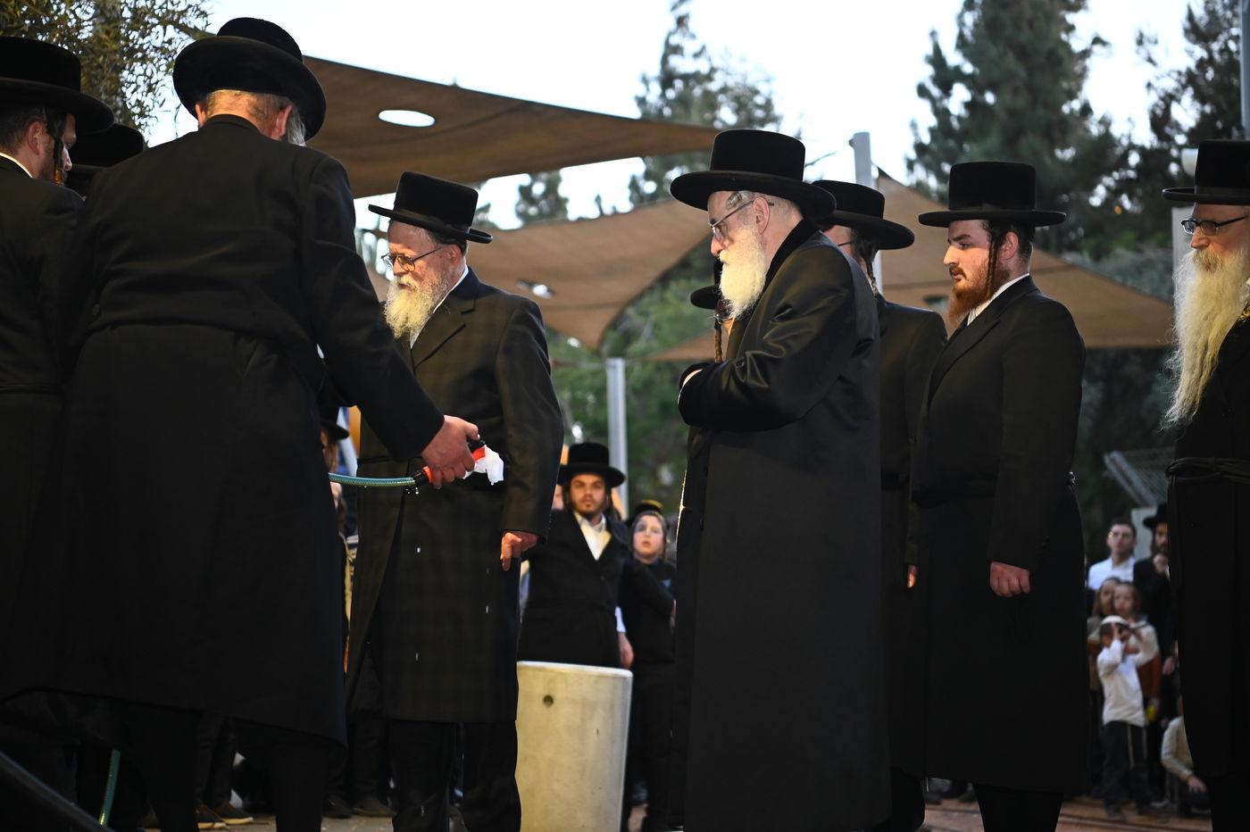 האדמו"ר מויזניץ בשאיבת מים שלנו