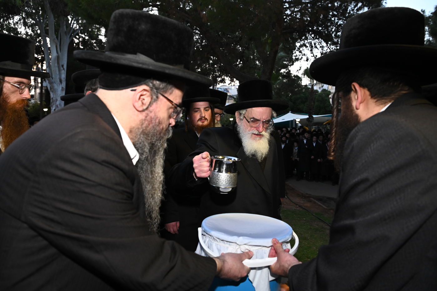 האדמו"ר מויזניץ בשאיבת מים שלנו