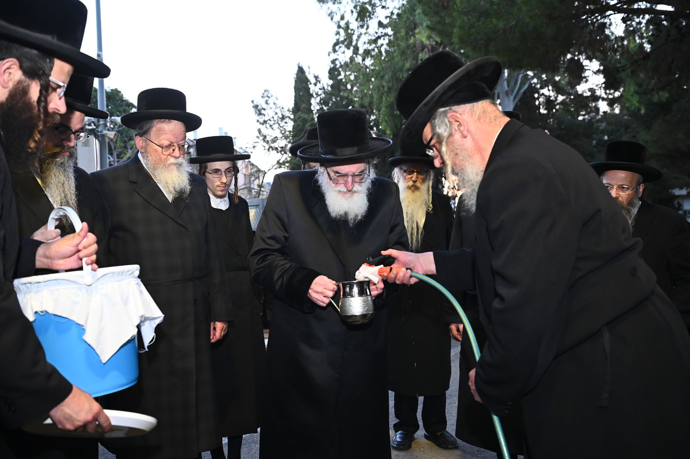 האדמו"ר מויזניץ בשאיבת מים שלנו