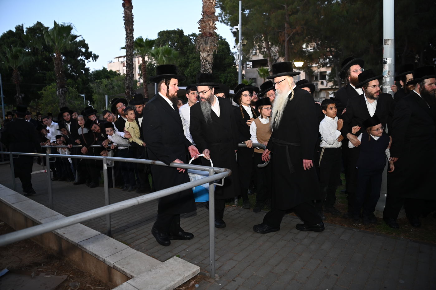 האדמו"ר מויזניץ בשאיבת מים שלנו
