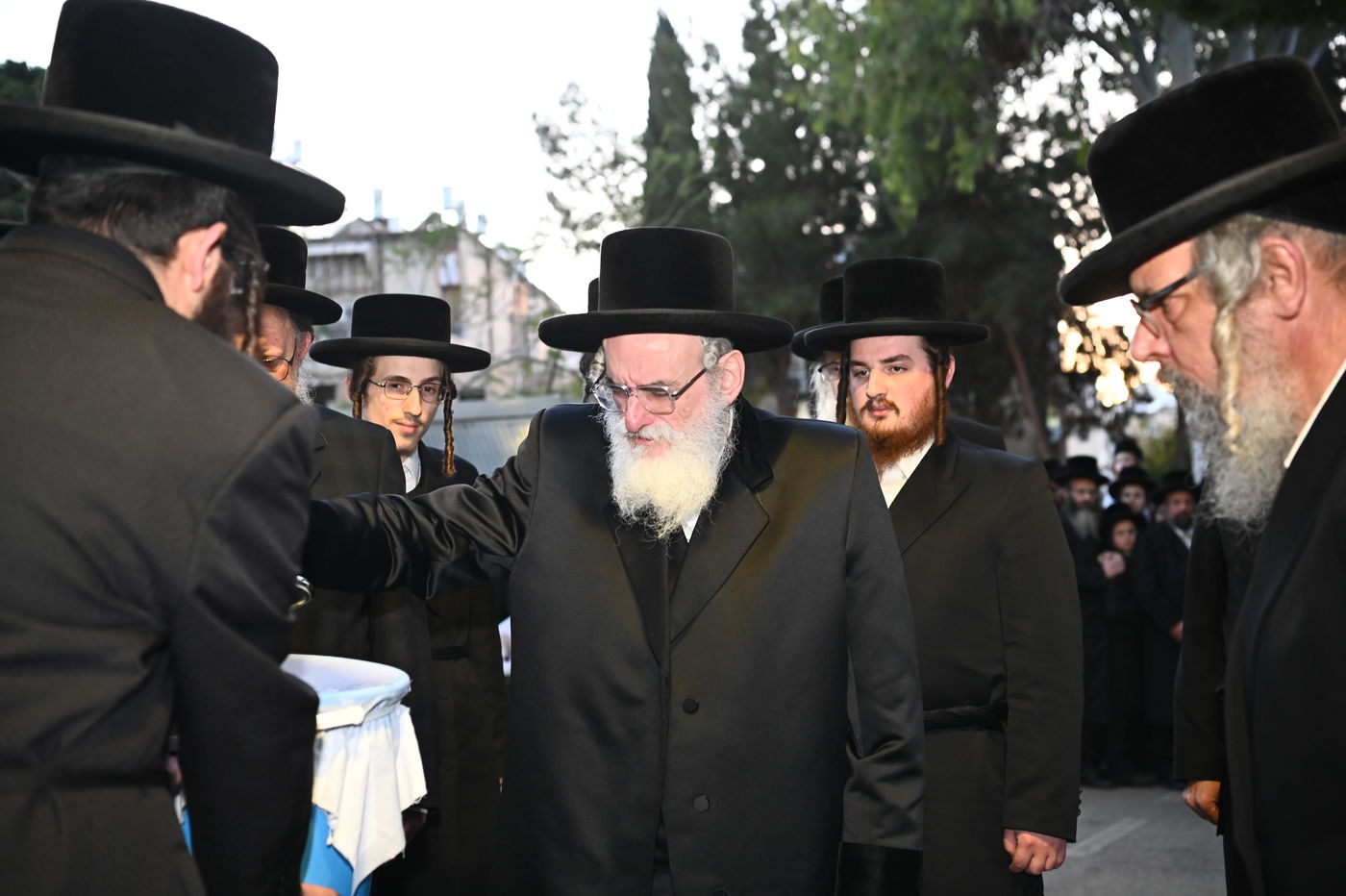 האדמו"ר מויזניץ בשאיבת מים שלנו