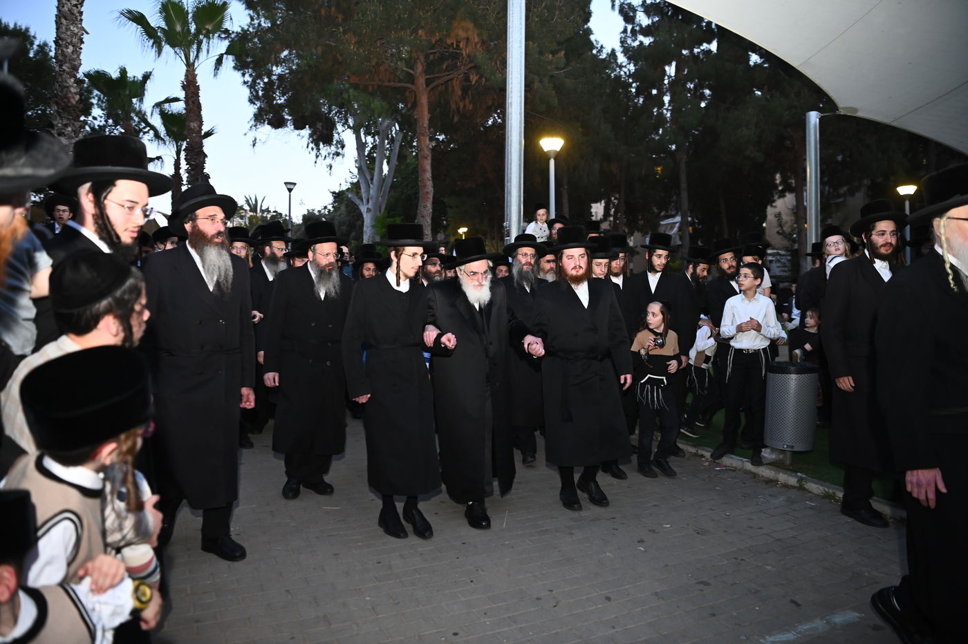 האדמו"ר מויזניץ בשאיבת מים שלנו