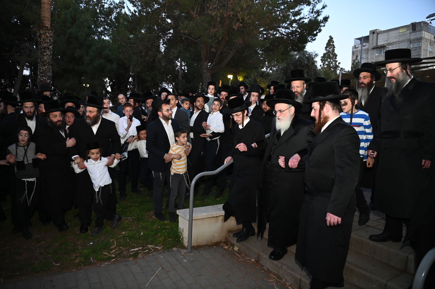 האדמו"ר מויזניץ בשאיבת מים שלנו