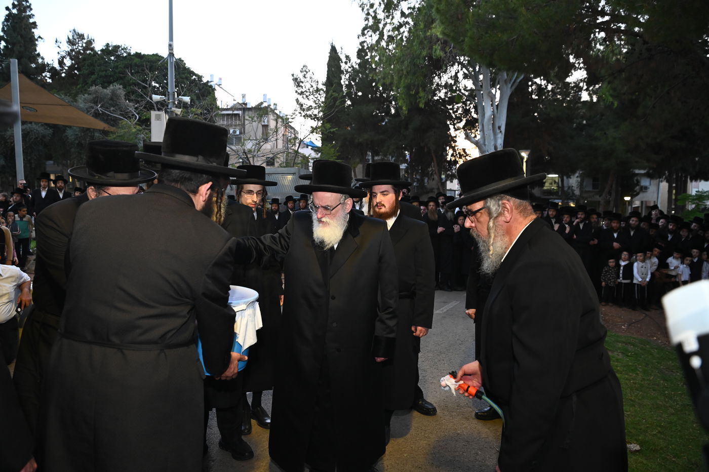 האדמו"ר מויזניץ בשאיבת מים שלנו