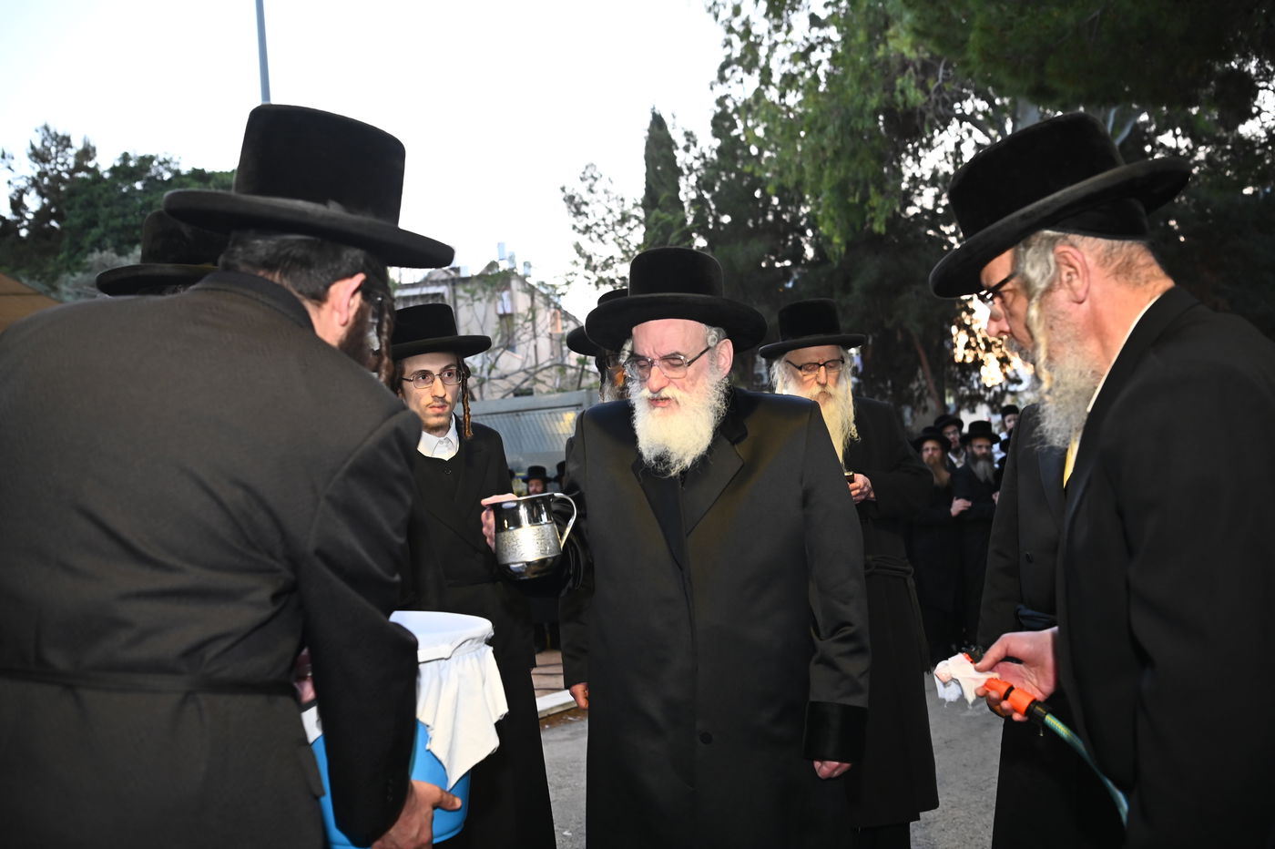 האדמו"ר מויזניץ בשאיבת מים שלנו