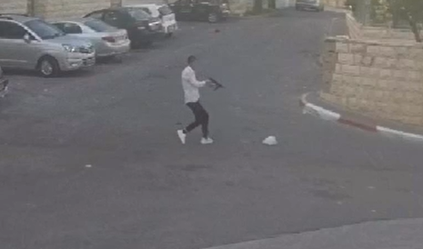 המחבל מכוון את הנשק לקבוצת חרדים - ונתקל במעצור. צפו