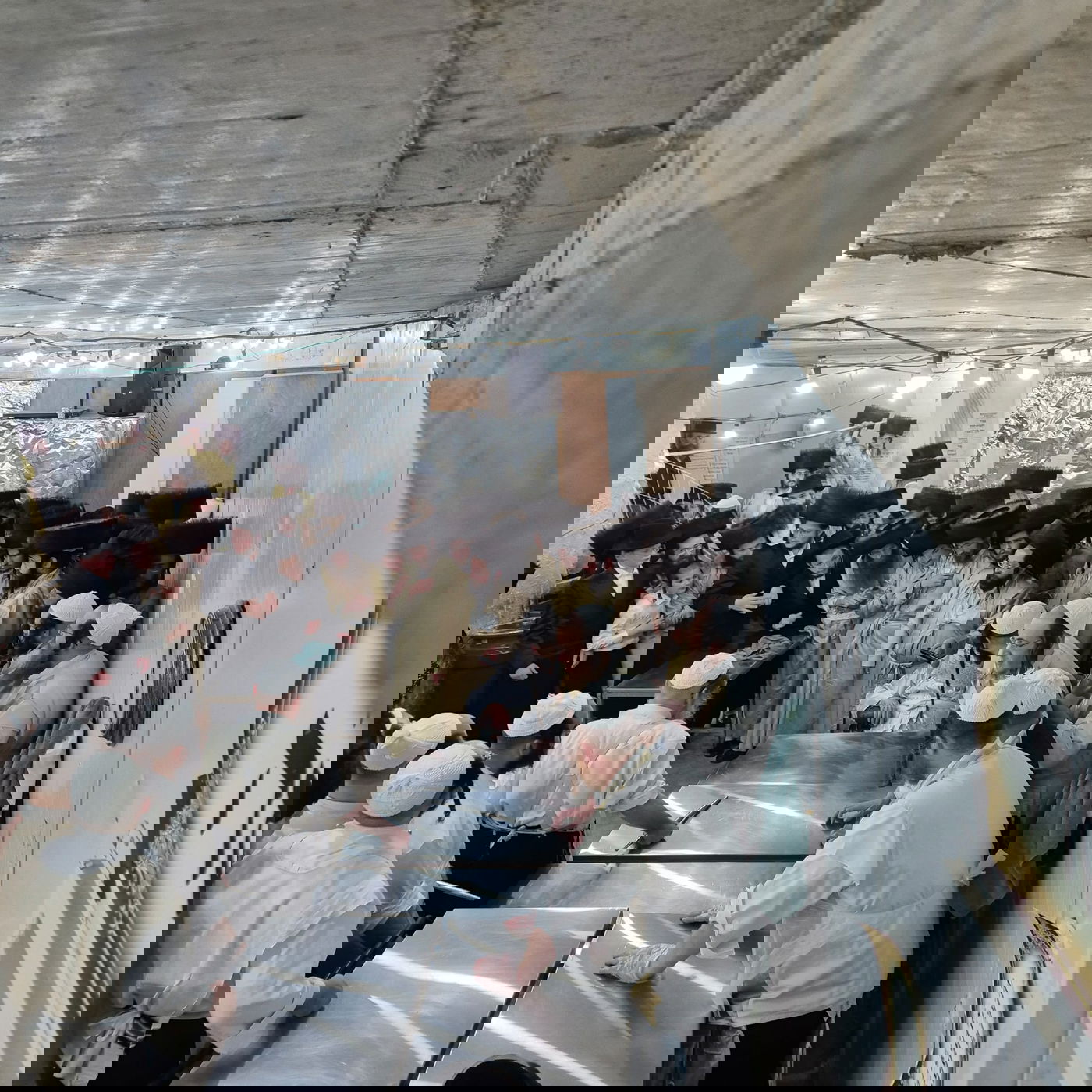 המאפיה כוסתה בנייר כסף, והחסידים הציצו ממשאית | צפו