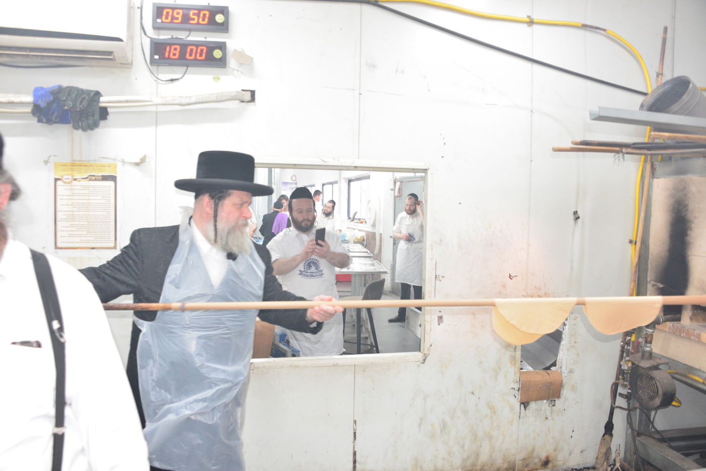 האדמו"ר משאץ אשדוד באפיית מצות