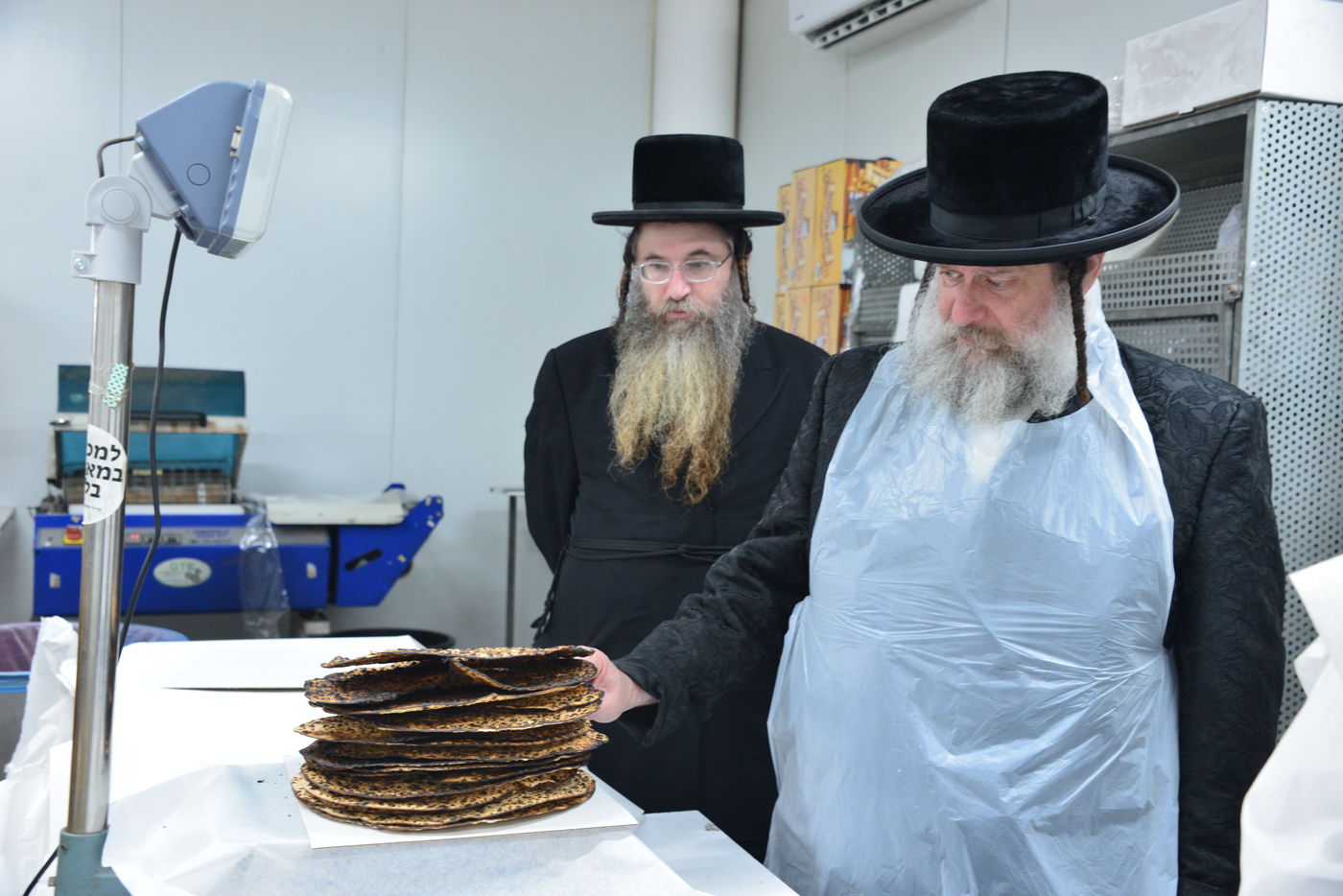 האדמו"ר משאץ אשדוד באפיית מצות