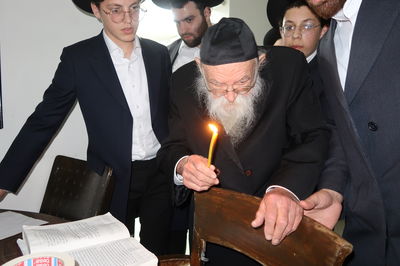 הגר"מ גריינמן בבדיקת חמץ 