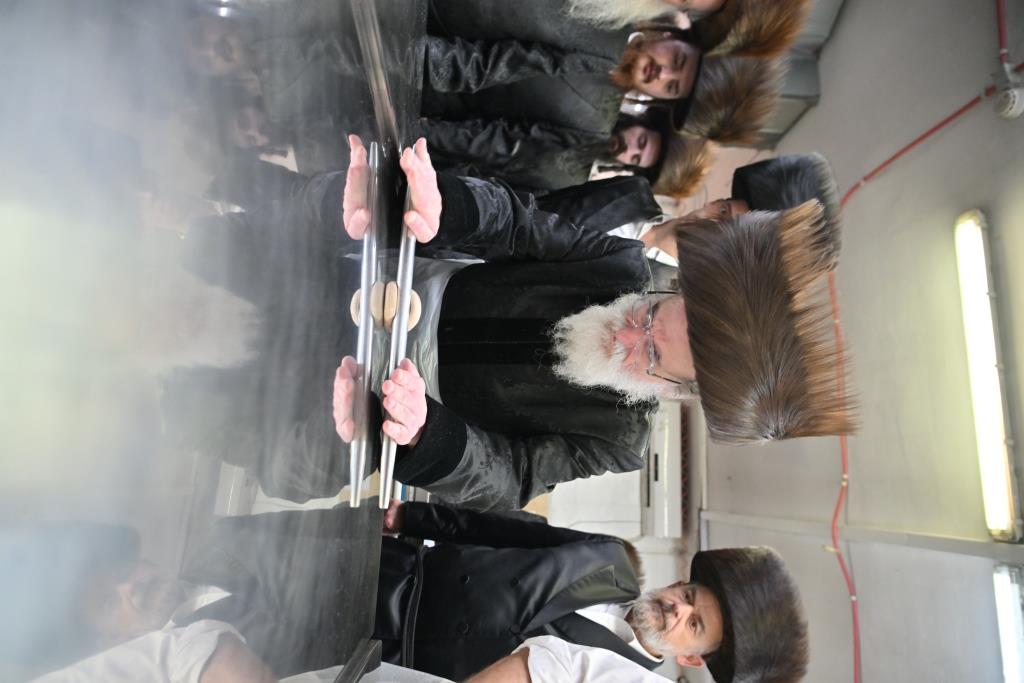 האדמו"ר מויז'ניץ באפיית המצות