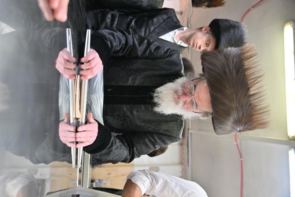 האדמו"ר מויז'ניץ באפיית המצות