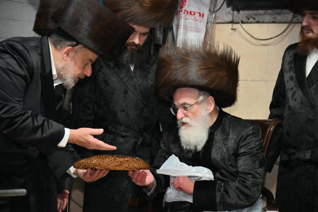 האדמו"ר מויז'ניץ באפיית המצות