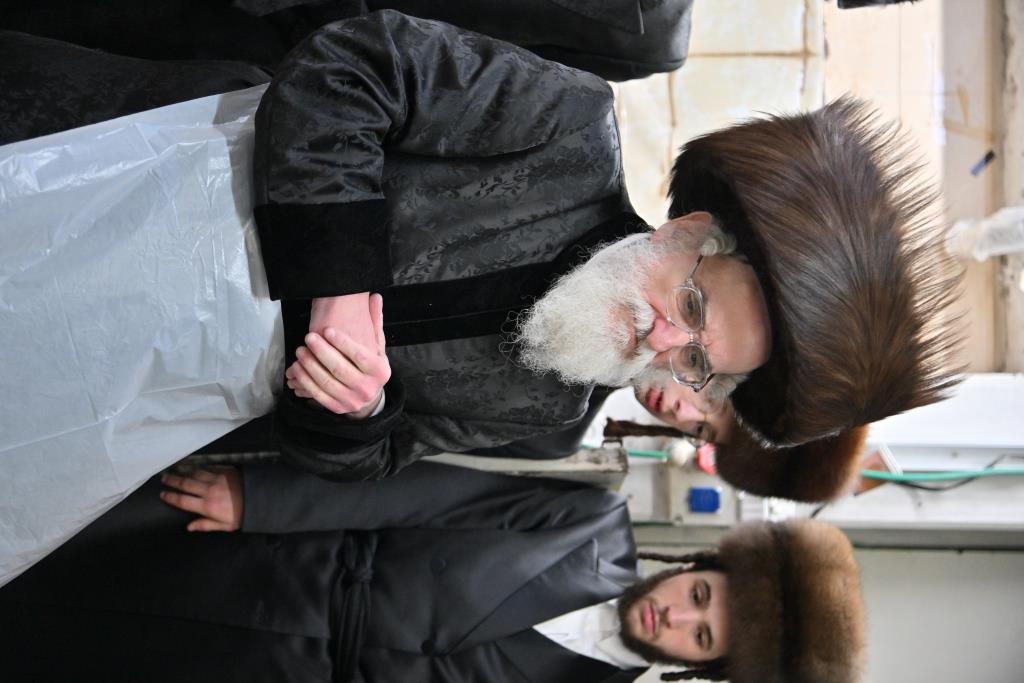 האדמו"ר מויז'ניץ באפיית המצות