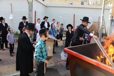 רבה הספרדי של בני ברק בשריפת חמץ | תיעוד