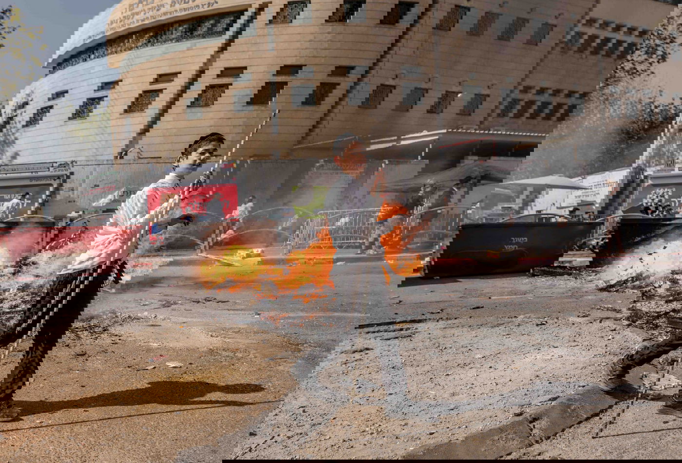 כך שרפו את שאריות החמץ ברחובות עיר התורה והחסידות