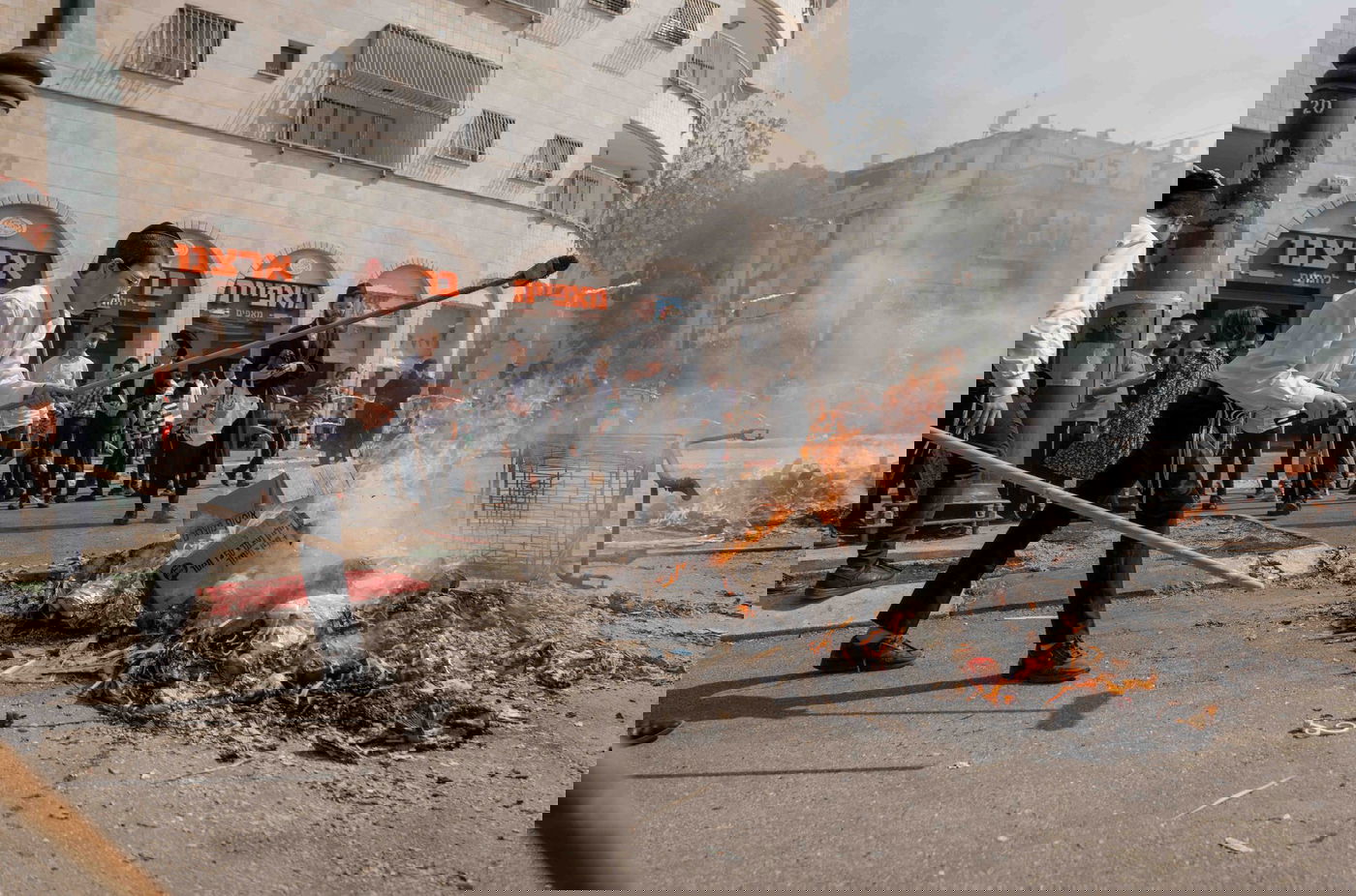 כך שרפו את שאריות החמץ ברחובות עיר התורה והחסידות