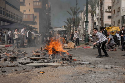כך שרפו את שאריות החמץ ברחובות עיר התורה והחסידות