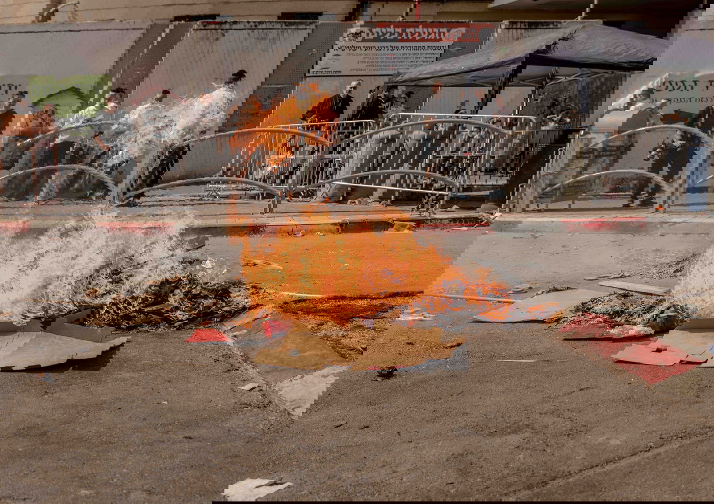 כך שרפו את שאריות החמץ ברחובות עיר התורה והחסידות