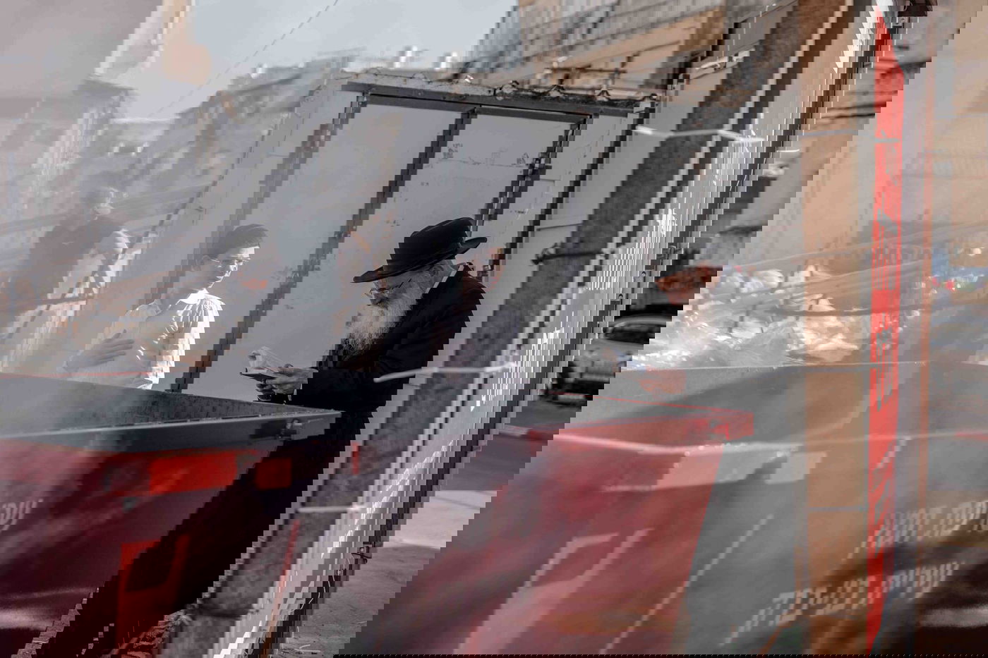 כך שרפו את שאריות החמץ ברחובות עיר התורה והחסידות