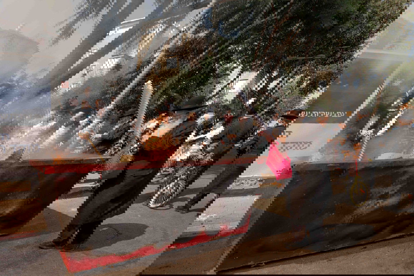 כך שרפו את שאריות החמץ ברחובות עיר התורה והחסידות