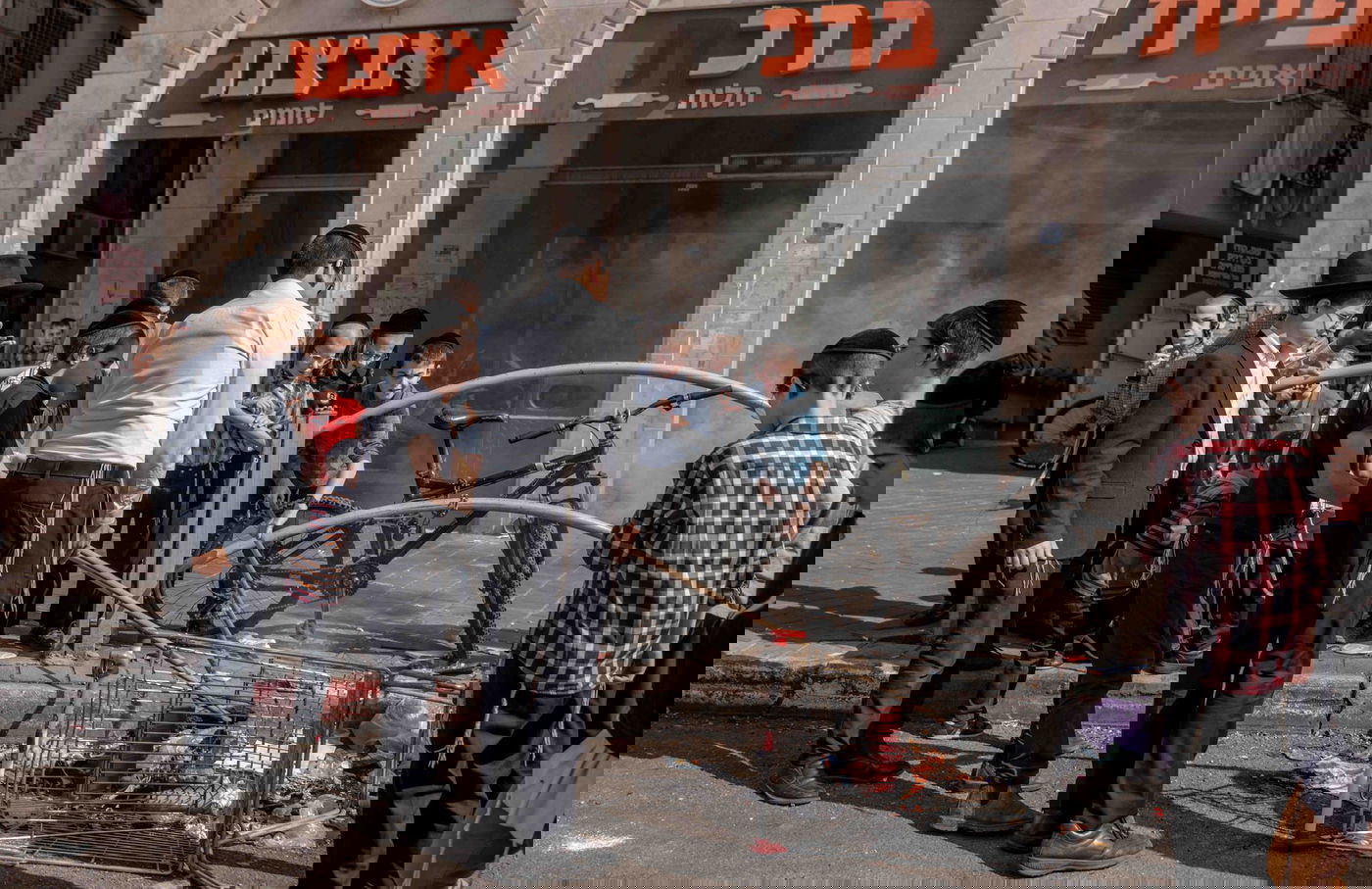 כך שרפו את שאריות החמץ ברחובות עיר התורה והחסידות