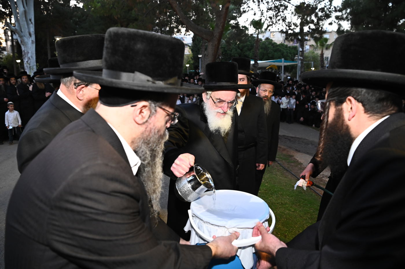 האדמו"ר מויז'ניץ בשאיבת מים שלנו