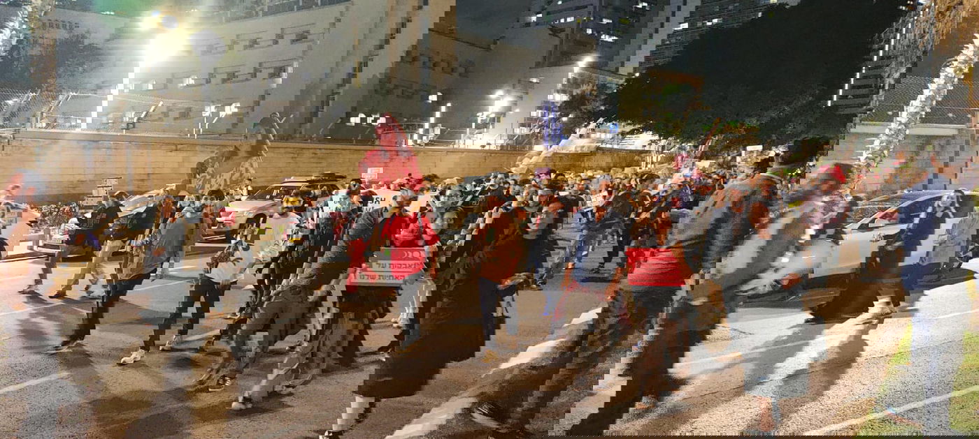 מפגינים למען עסקת חטופים צועדים בתל אביב