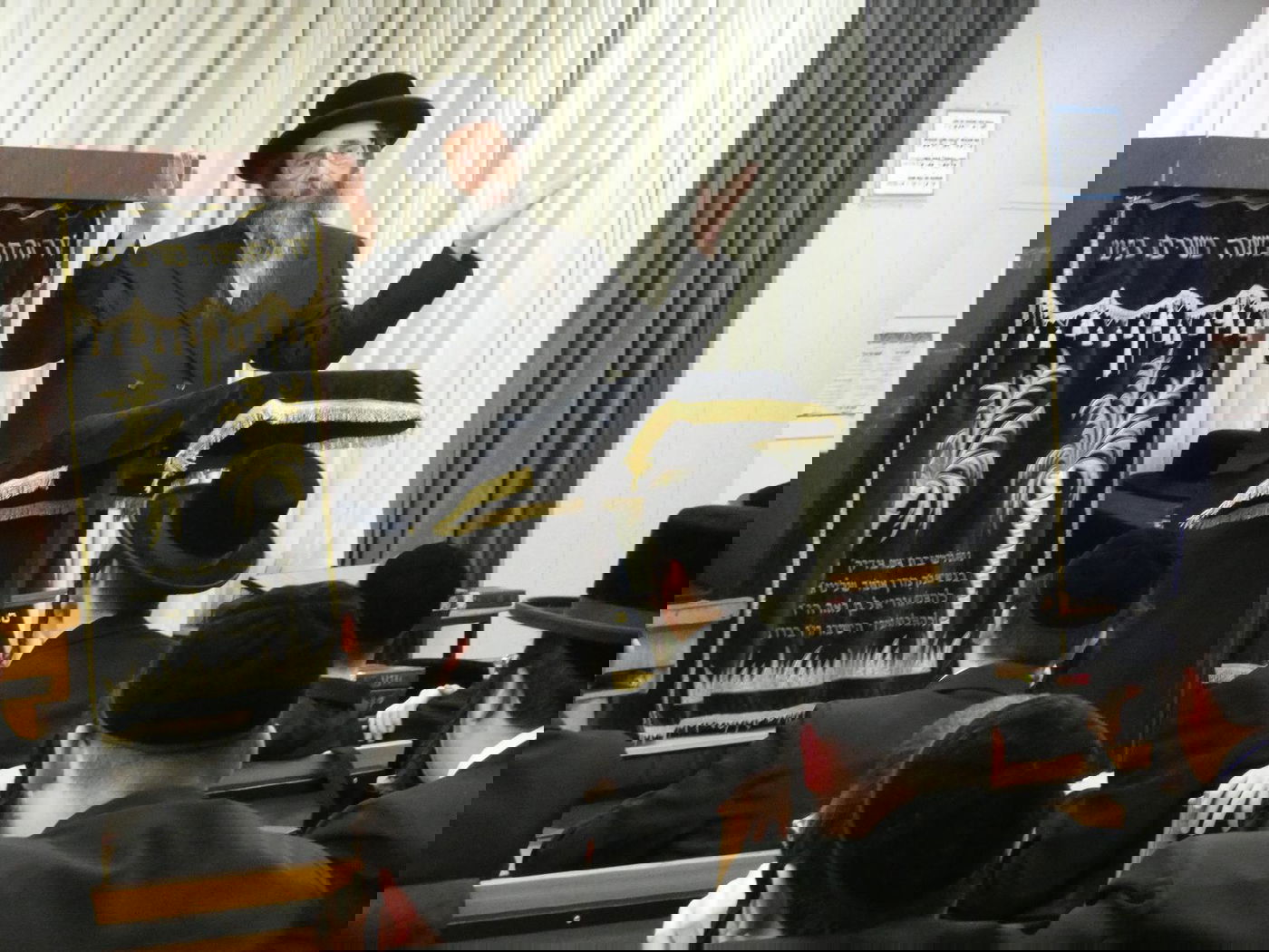 הרב שטיין במסירת שיעור בהלכות ריבית