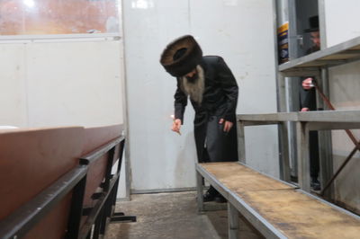 האדמו"ר מזוטשקא בודק את הפארנצעס לאור הנר