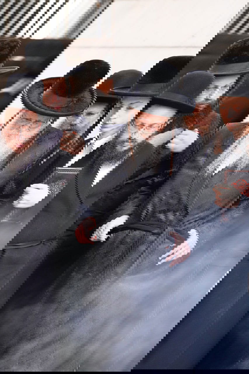 האדמו"ר ממודזיץ בשריפת חמץ