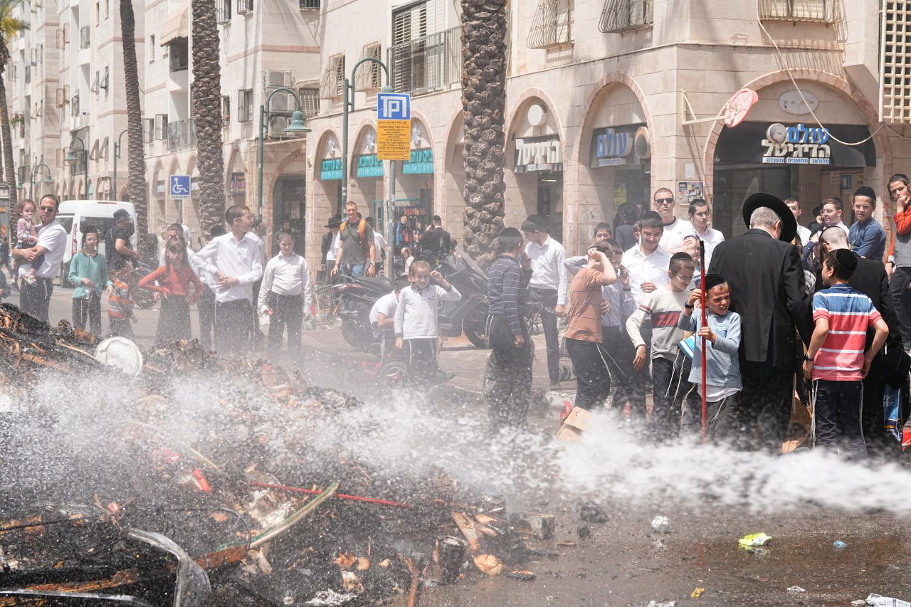 האדמו"ר ממודזיץ בשריפת חמץ