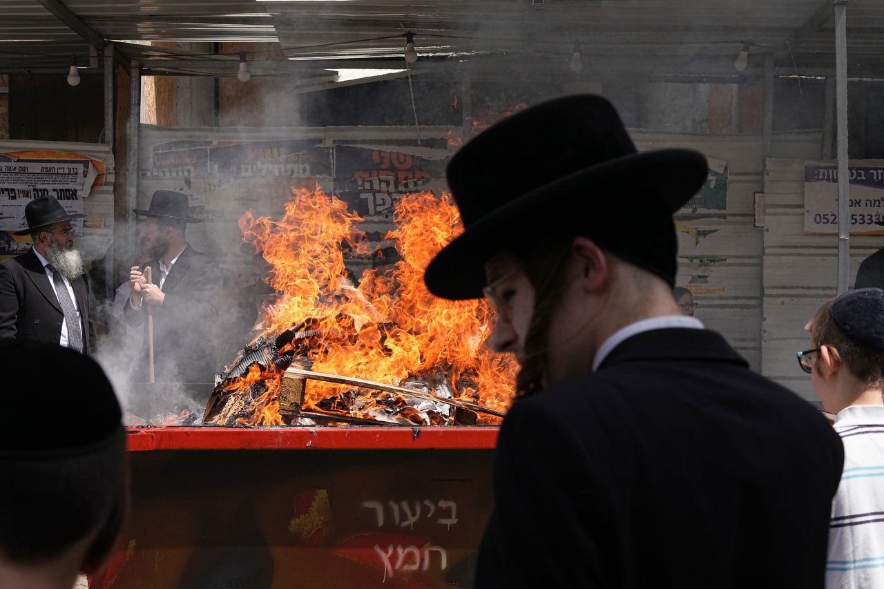 האדמו"ר ממודזיץ בשריפת חמץ