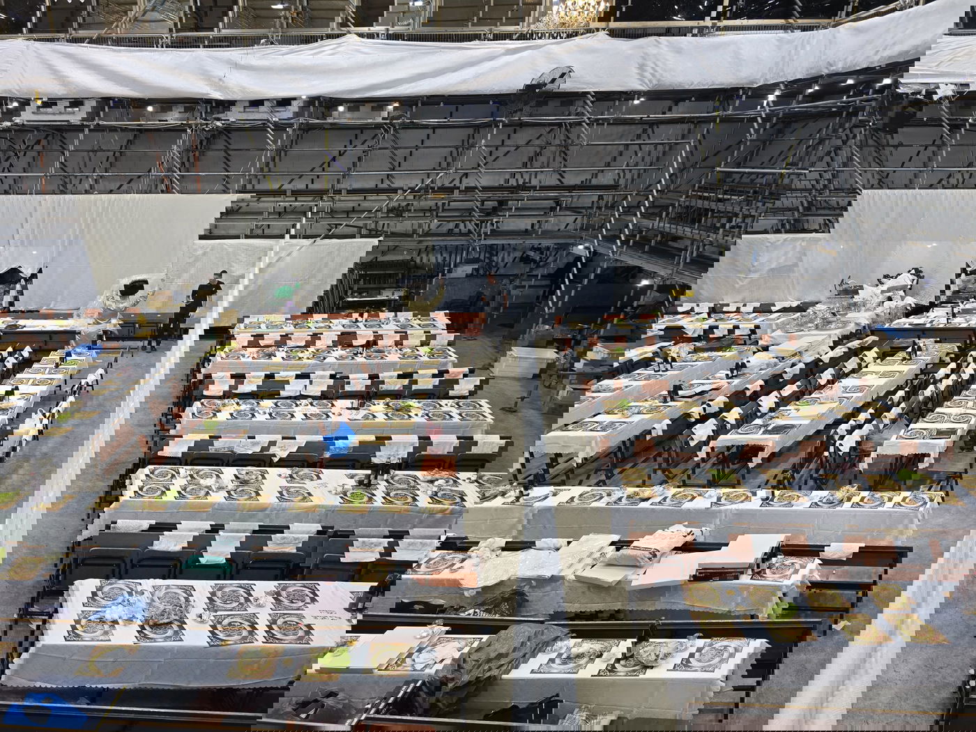 שולחן ליל הסדר של האדמו"ר מתולדות אברהם יצחק