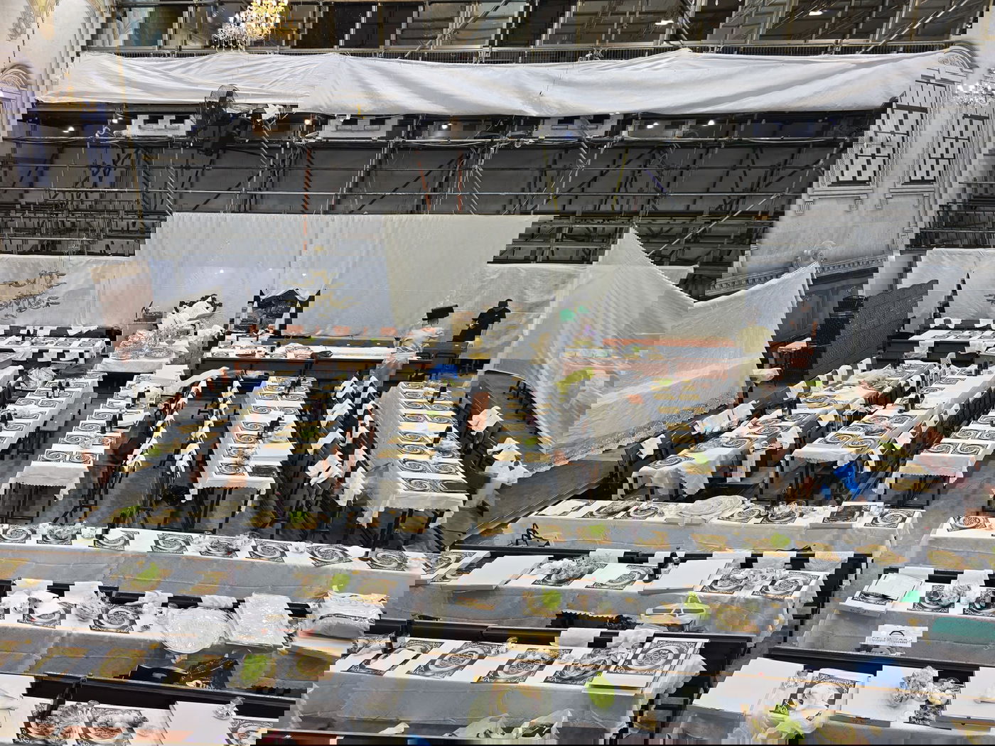 שולחן ליל הסדר של האדמו"ר מתולדות אברהם יצחק