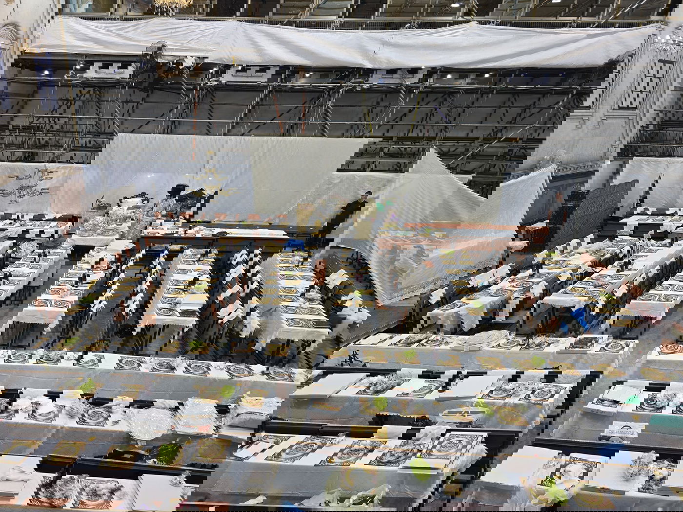 שולחן ליל הסדר של האדמו"ר מתולדות אברהם יצחק