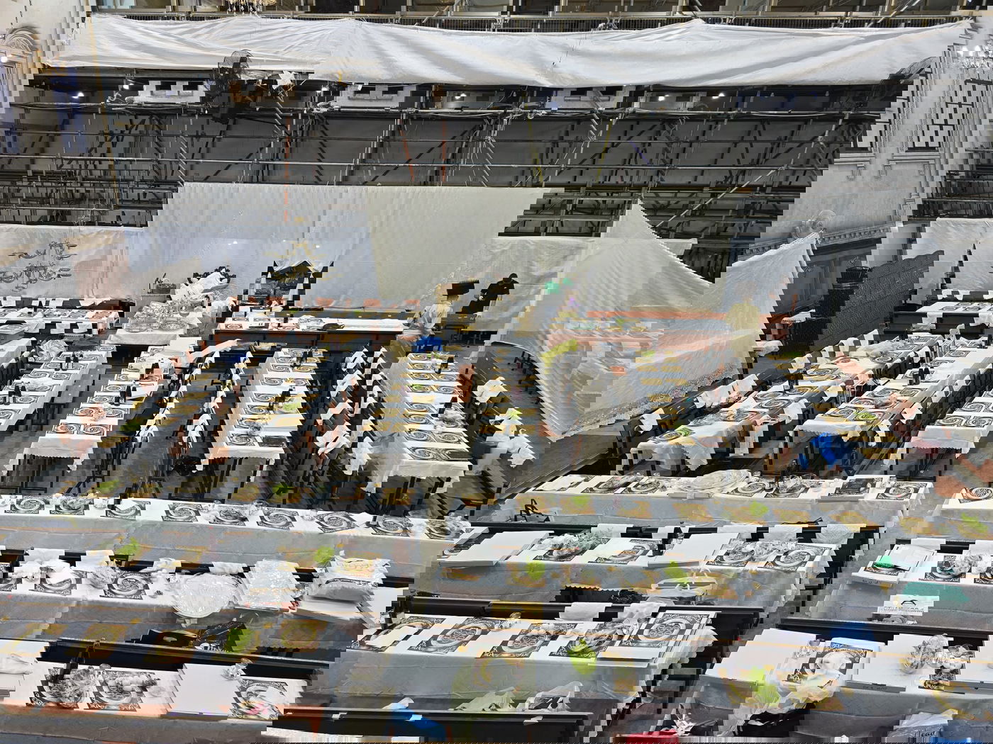 שולחן ליל הסדר של האדמו"ר מתולדות אברהם יצחק