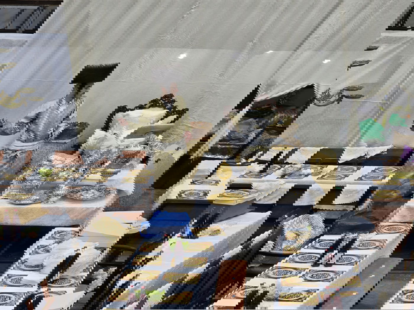 שולחן ליל הסדר של האדמו"ר מתולדות אברהם יצחק