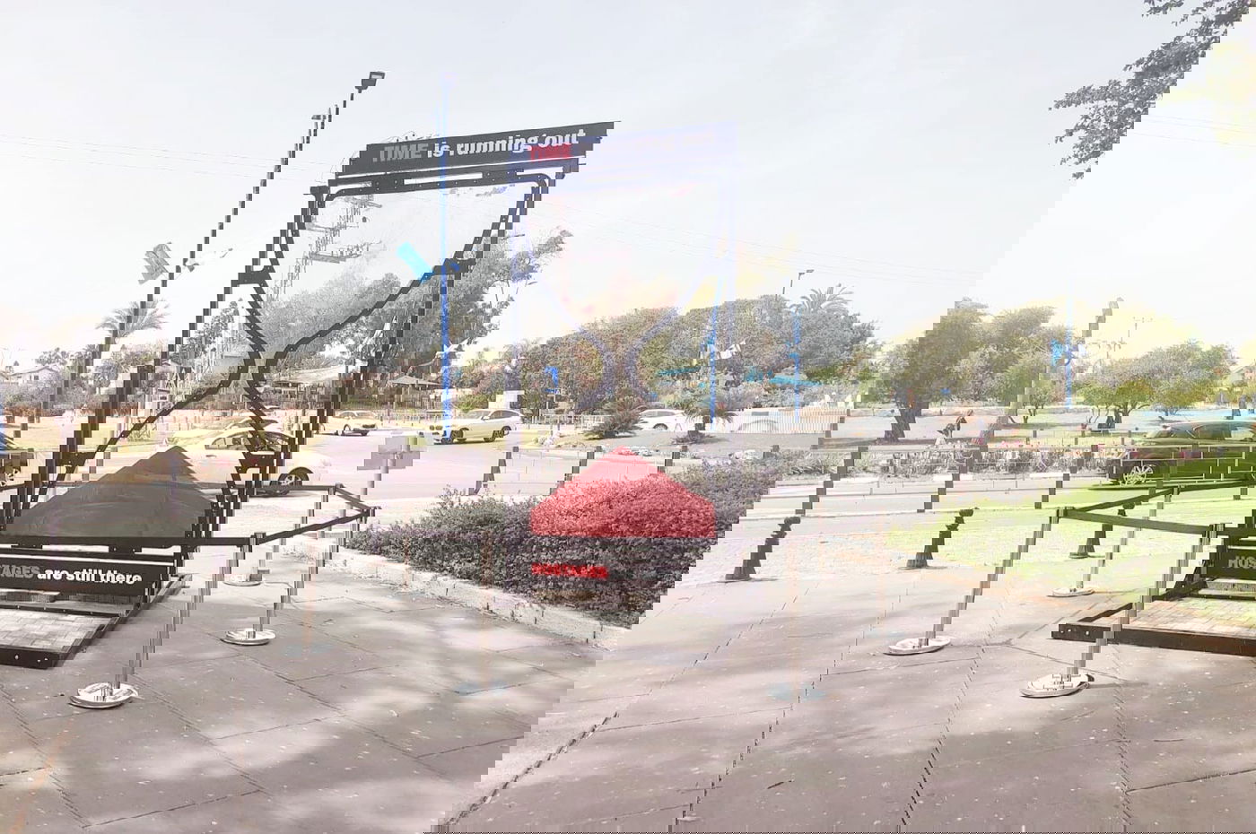 שעון החול לזכר החטופים, הוצב ביבנה