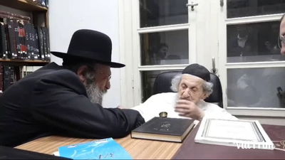 הגר"ד לנדו בוחן את הכלי ששימש את החזון אי"ש למדידת שיעור מרור וכעת מוחזק בידי הרב אברהם ישעיהו קנייבסקי