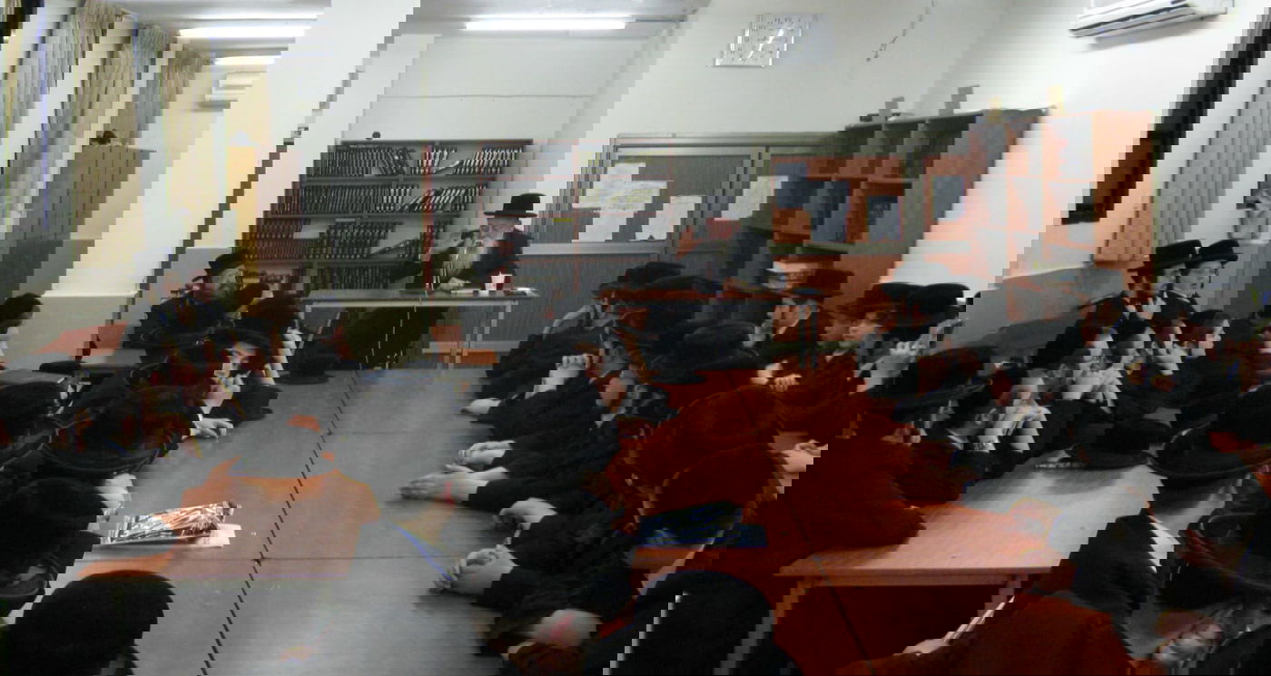 הרה"ח ר' אברהם ז"ל בשיחה לפני תלמידי הישיבה לצעירים 