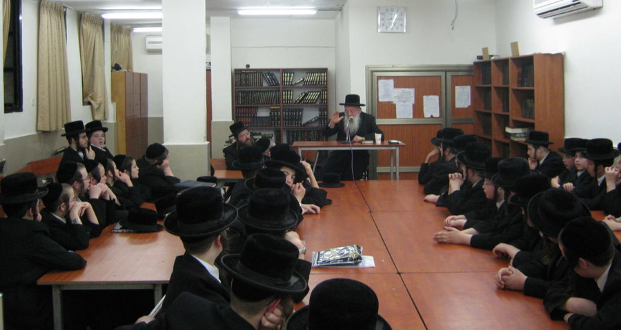 הרה"ח ר' אברהם ז"ל בשיחה לפני תלמידי הישיבה לצעירים